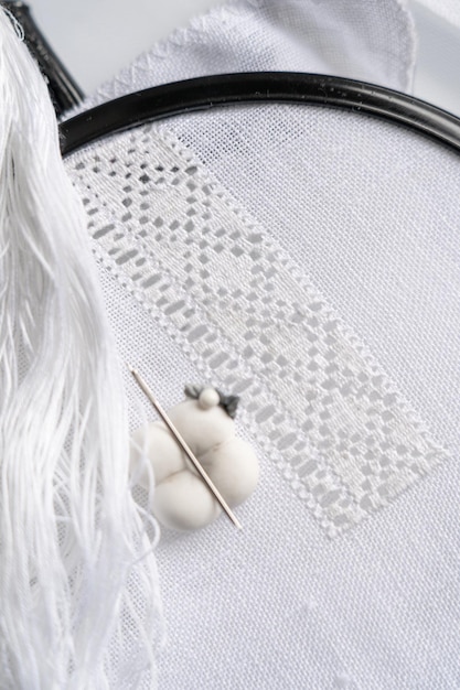 jemná ručná výšivka na látke